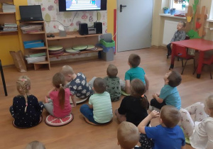 Dzieci z grupy Motylki oglądają prezentację multimedialna "Bezpieczny uczeń".